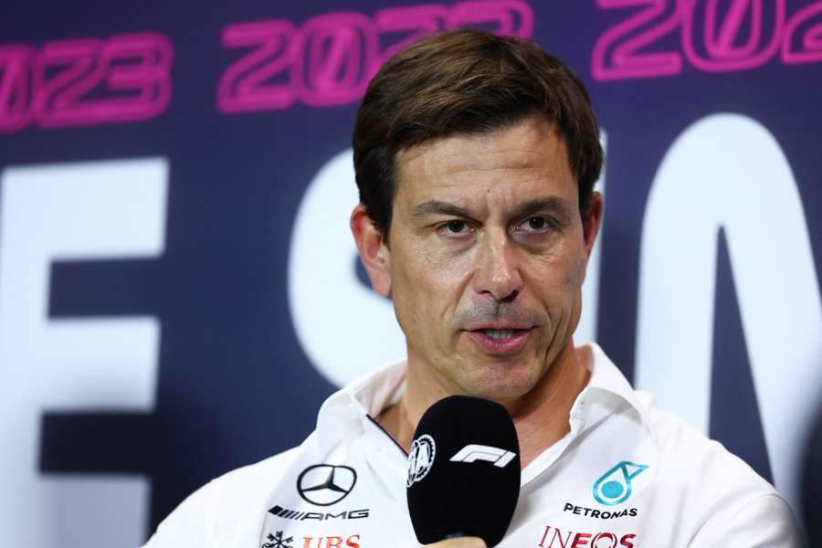 Wolff seguirá no comando da Mercedes