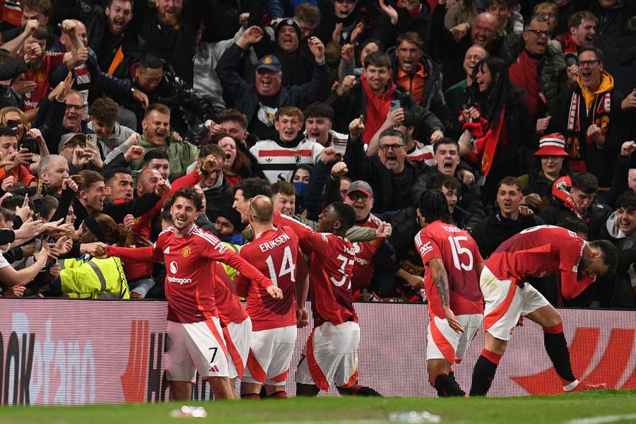 Manchester United sărbătorește cu fanii săi după ce a obținut victoria pe Old Trafford