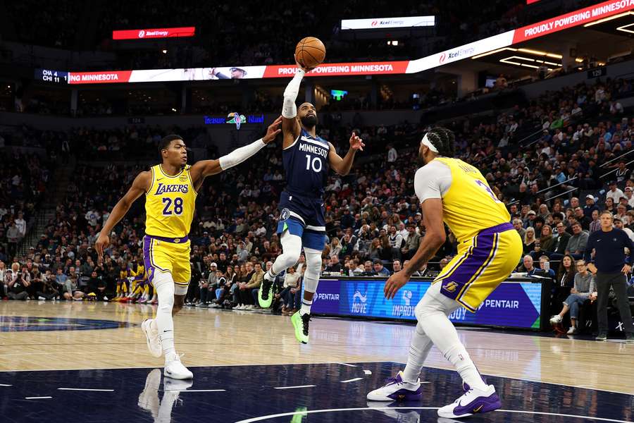 Los Lakers pierden en Minnesota.
