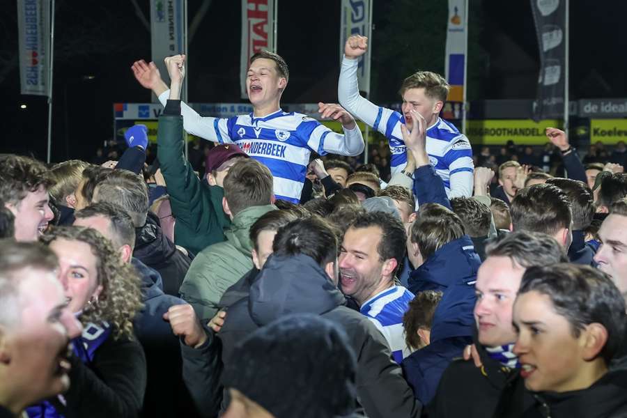 De spelers van Spakenburg met supporters na de bekerwinst tegen Katwijk