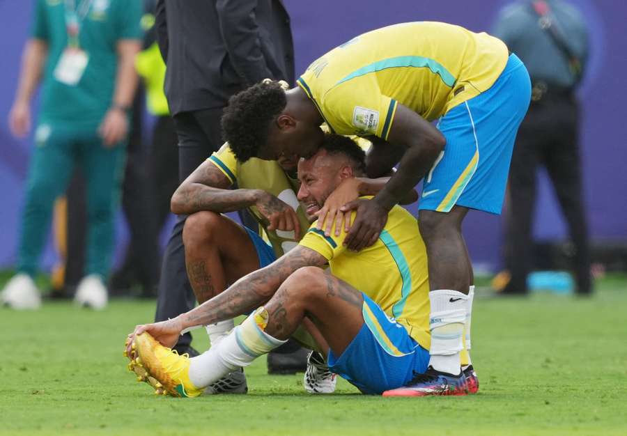 Raphinha i Vinicius pocieszali Neymara po ostatnim gwizdku Raphinha i Vinicius pocieszali Neymara po ostatnim gwizdku