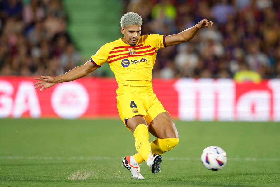 Ronald Araujo in action for Barcelona