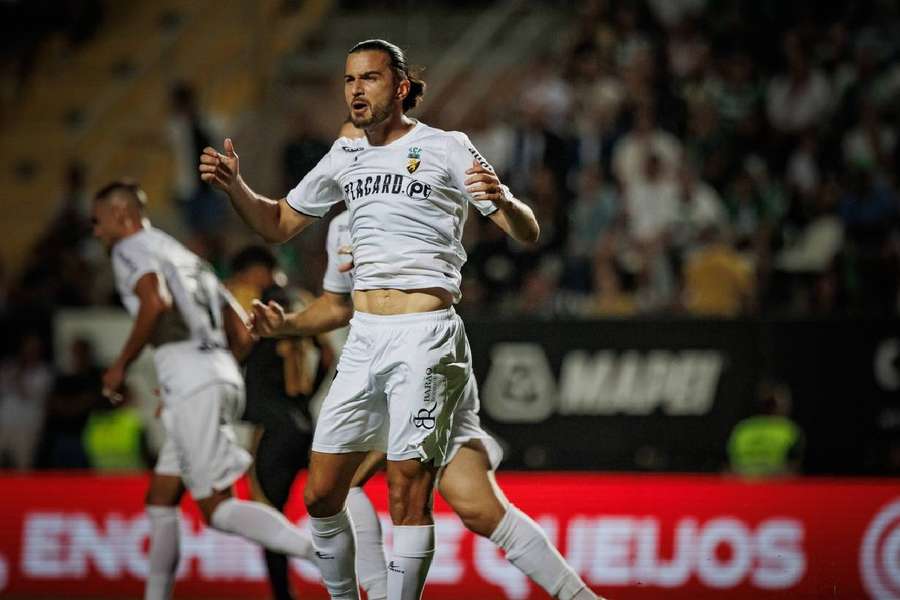 Mattheus Oliveira, filho de Bebeto, marcou duas vezes em derrota do Farense para o Sporting