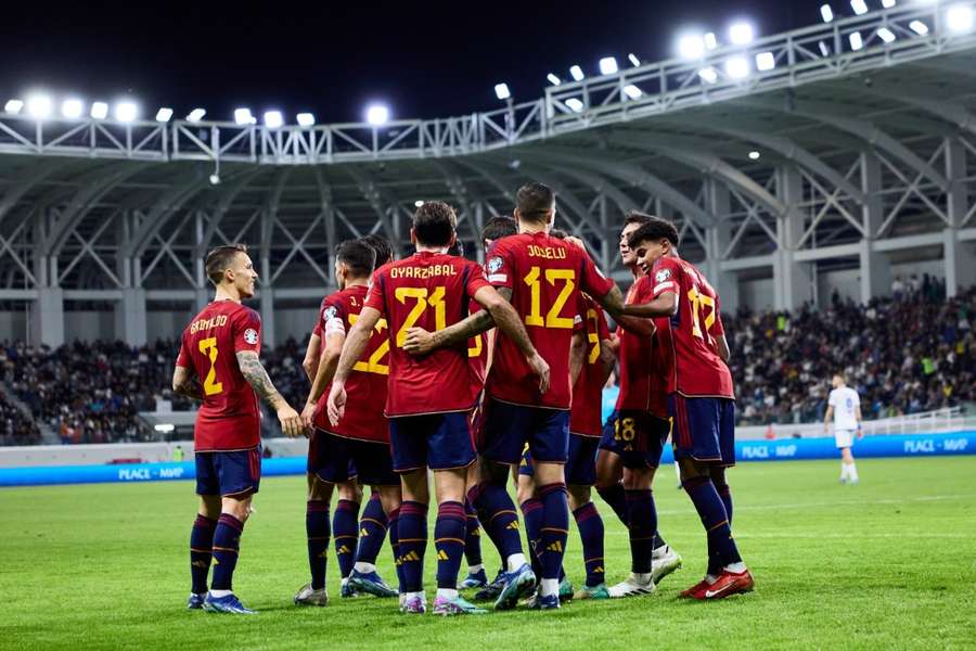 De spelers van Spanje vieren een doelpunt in Cyprus