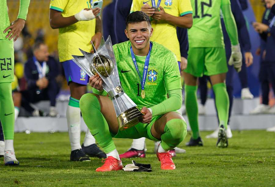 Mycael exibe o troféu do Sul-Americano Sub-20