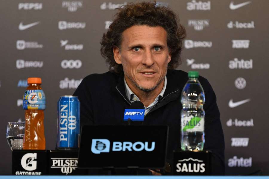 Forlán habla ante los medios Forlán habla ante los medios