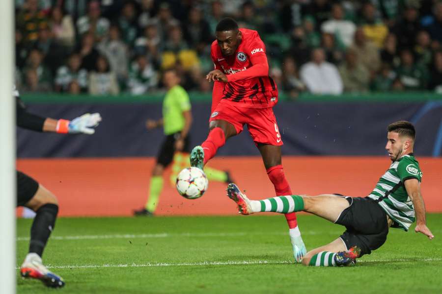 Sporting perde com Eintracht Frankfurt (2-1) e cai para a Liga Europa