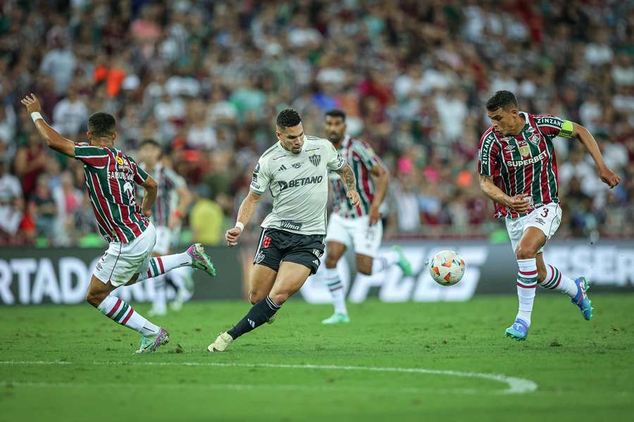 Fluminense e Atlético-MG fizeram um primeiro tempo equilibrado