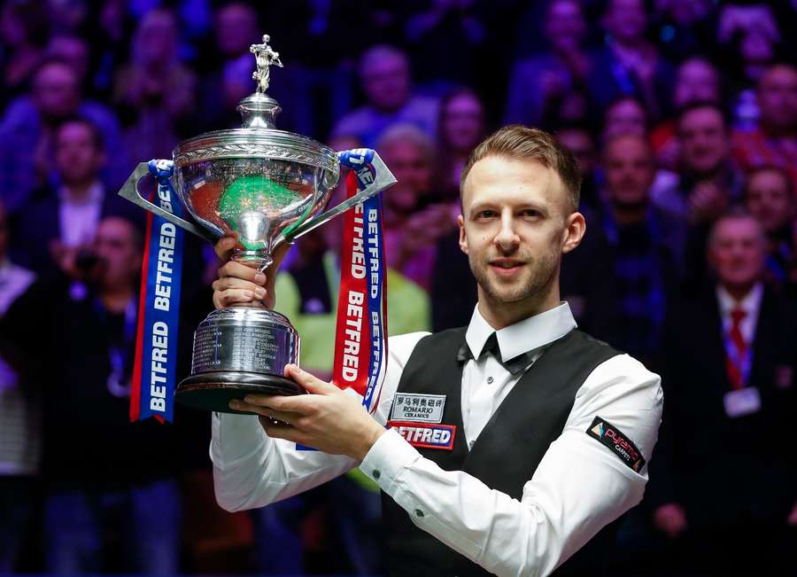 Judd Trump mit dem WM-Pokal 2019.