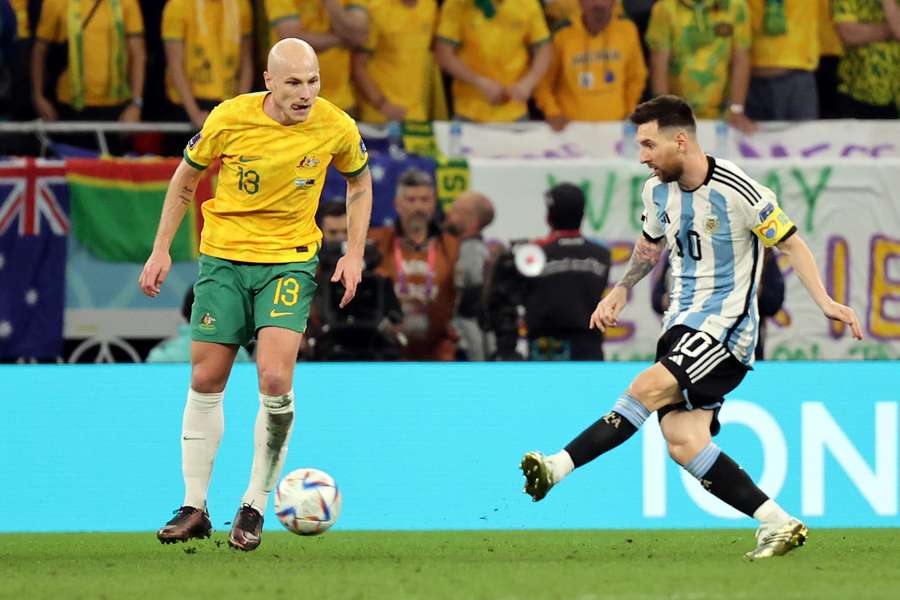 Aaron Mooy tegen Lionel Messi