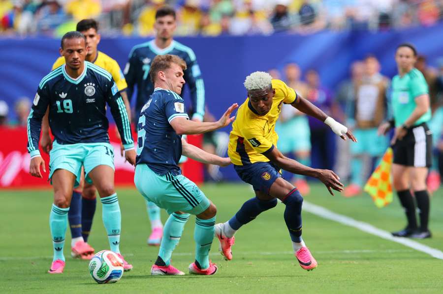Joshua Kimmich ultrapassado por Nilson Angulo