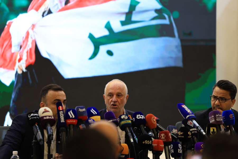 Le coach de l'Irak en mai. Le coach de l'Irak en mai.