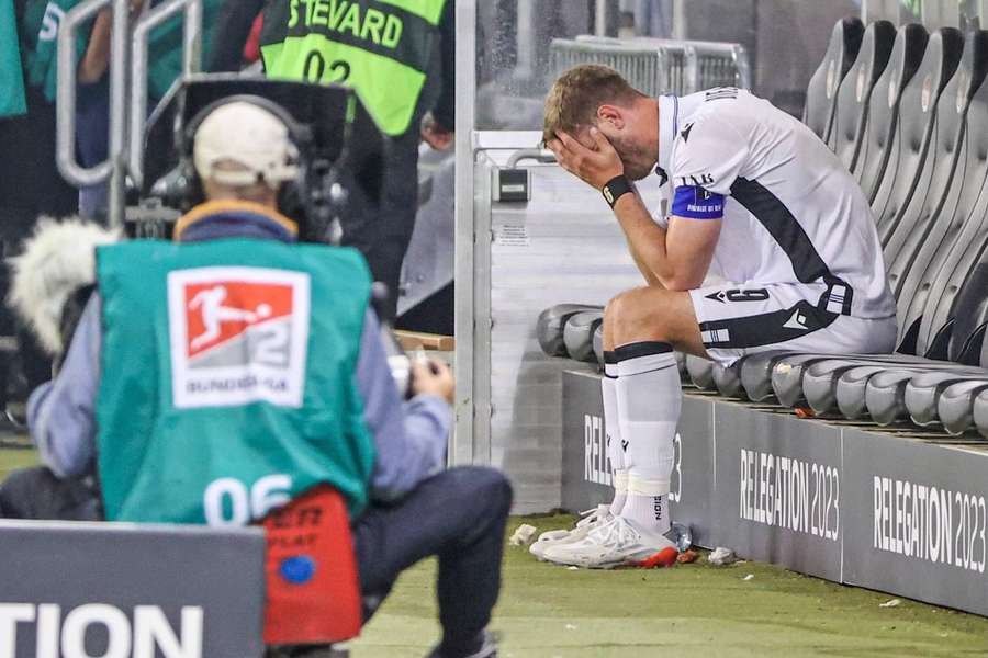 Ein verzweifelter Fabian Klos nach dem Bielefelder Hinspiel-Debakel in Wiesbaden.