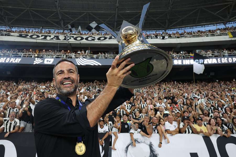 Artur Jorge levanta el trofeo de campeón de Brasil