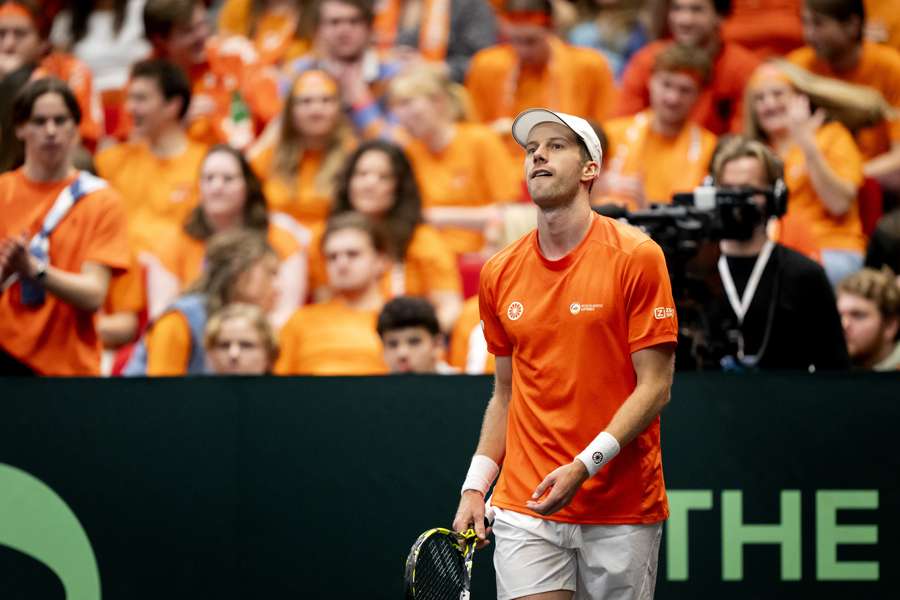 Van de Zandschulp in actie voor Nederland tijdens de Davis Cup