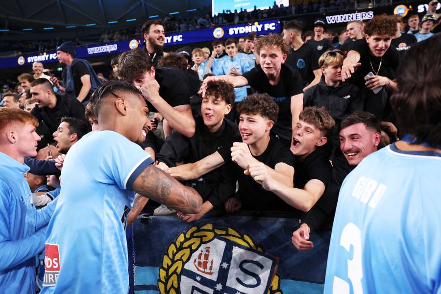 Fábio Gomes recebe o carinho da torcida do Sydney FC