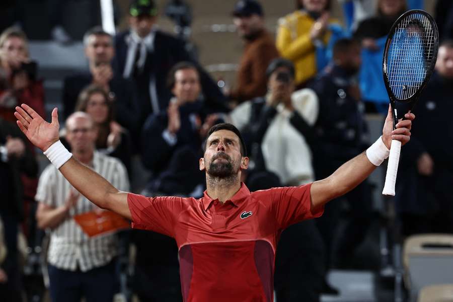 Djokovic avanza a octavos de final del Abierto de Francia