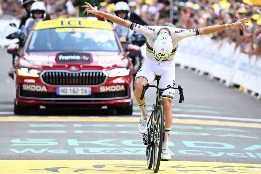 Tadej Pogacar protagonizou um solo de 40 quilómetros com início no Tourmalet para bisar na sexta etapa Tadej Pogacar protagonizou um solo de 40 quilómetros com início no Tourmalet para bisar na sexta etapa