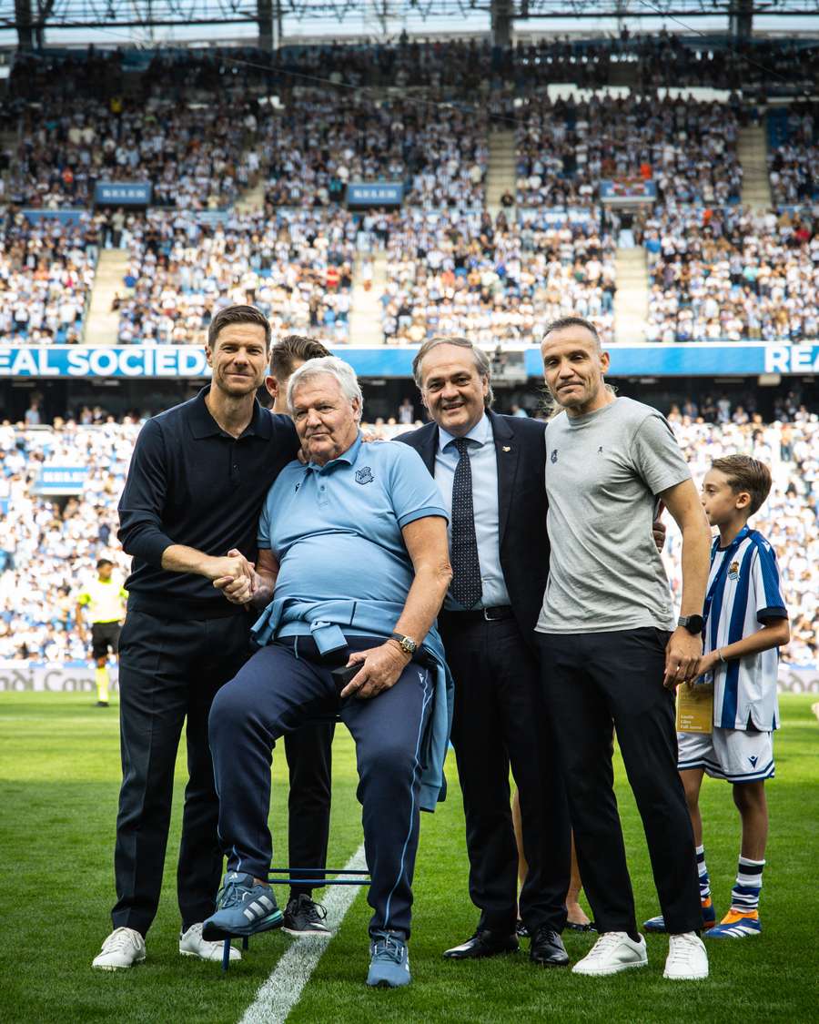 Toshack, recibiendo la insignia de oro y brillantes de la Real Sociedad