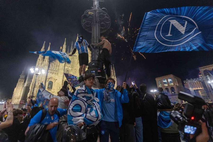 Fans des SSC Neapel vor dem Mailänder Domplatz.