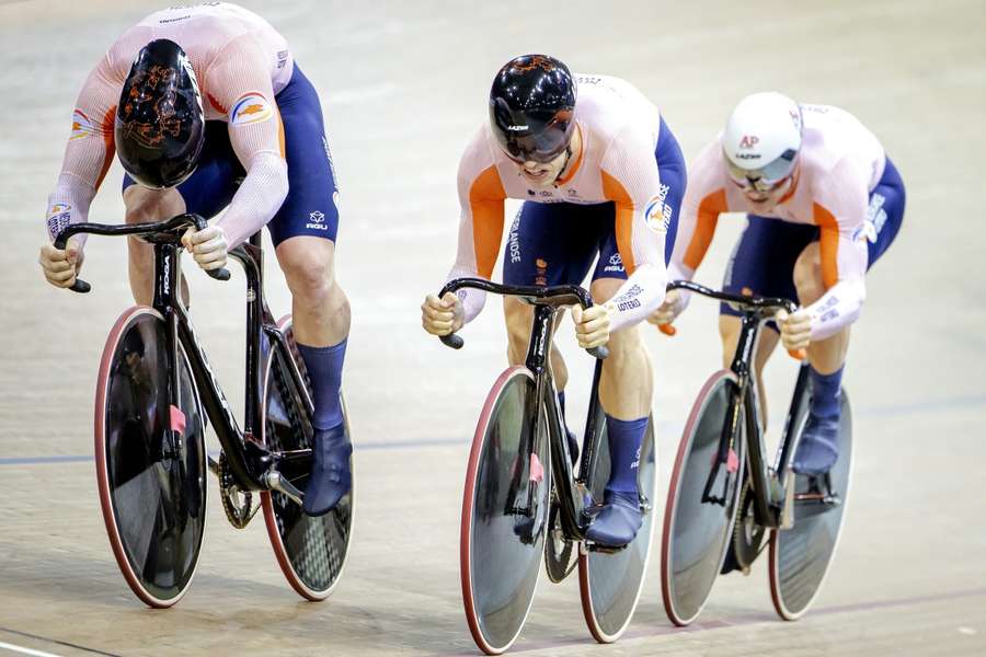 Jeffrey Hoogland, Harrie Lavreysen en Roy van den Berg in actie tijdens de WK baanwielrennen op 12 oktober 2022