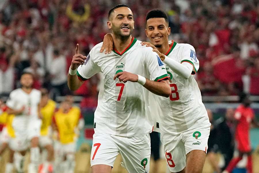 Hakim Ziyech (links) juicht na zijn treffer met ploeggenoot Azzedine Ounahi