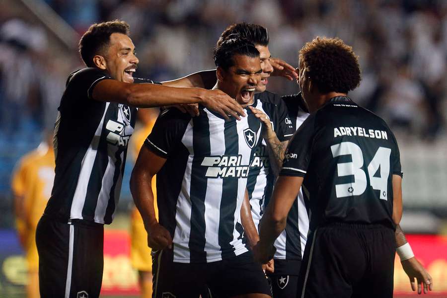 Botafogo goleou rumo à próxima fase da Taça do Brasil