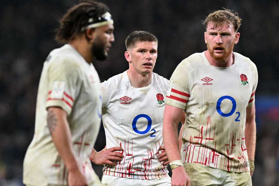 England's Owen Farrell (C) reacts to conceding another try