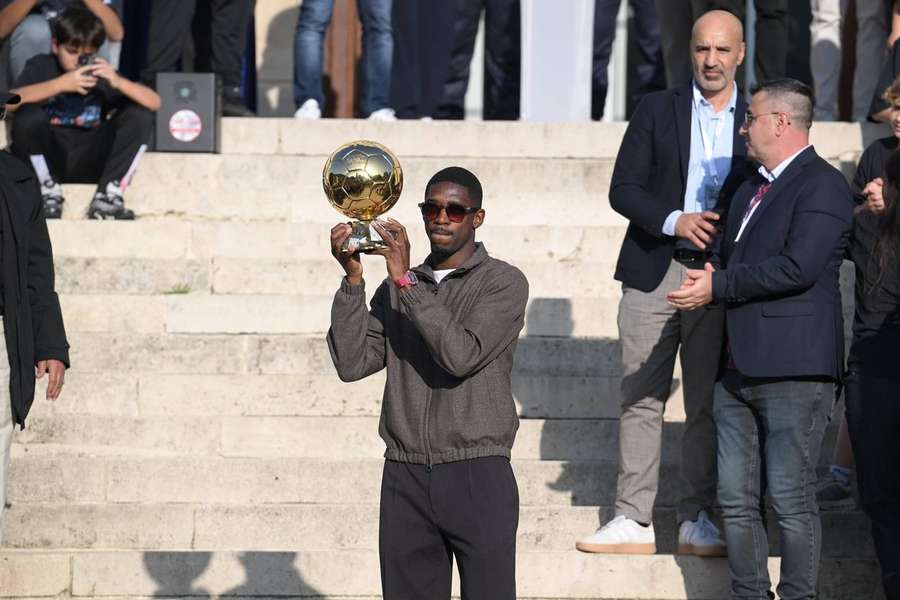 Dembélé exibe prémio