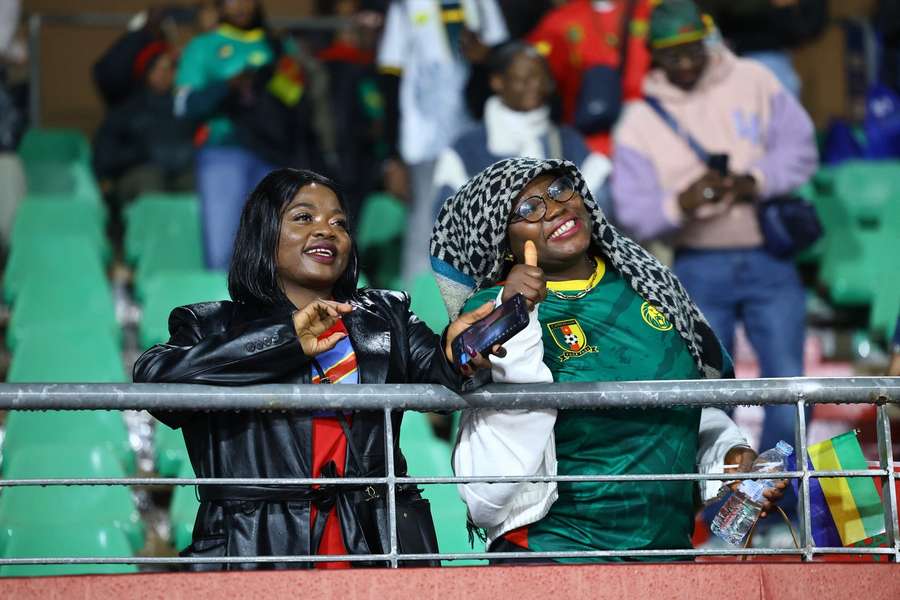 Gute Laune auf den Rängen: Sind diese Kamerun-Fans umsonst ins Stadion gekommen?