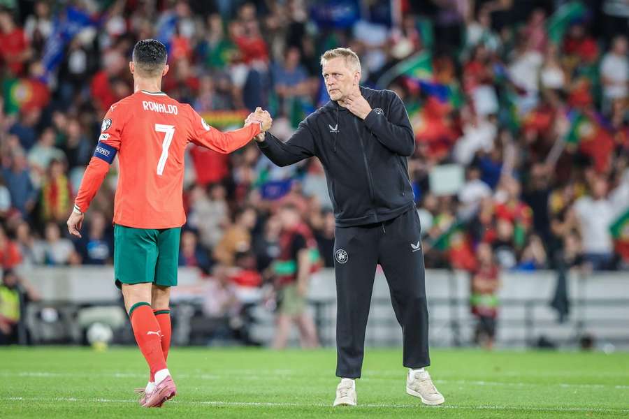 Heimir Hallgrímsson, selecionador da Irlanda, com Cristiano Ronaldo