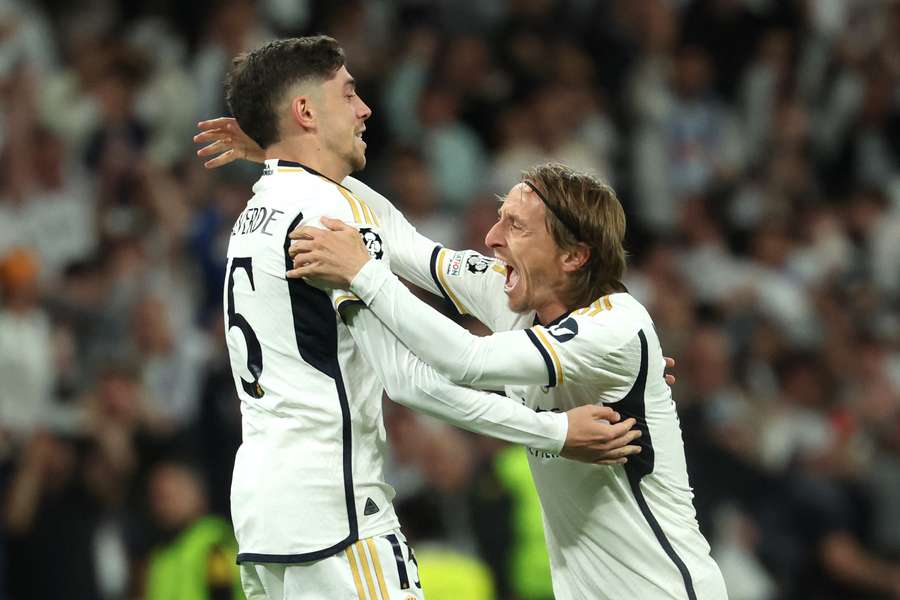 Modric celebra con Valverde el tercer gol del Real Madrid al Manchester City