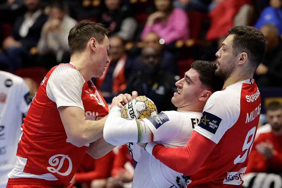 CS Dinamo, învinsă fără drept de apel de Veszprem, în Liga Campionilor la handbal masculin