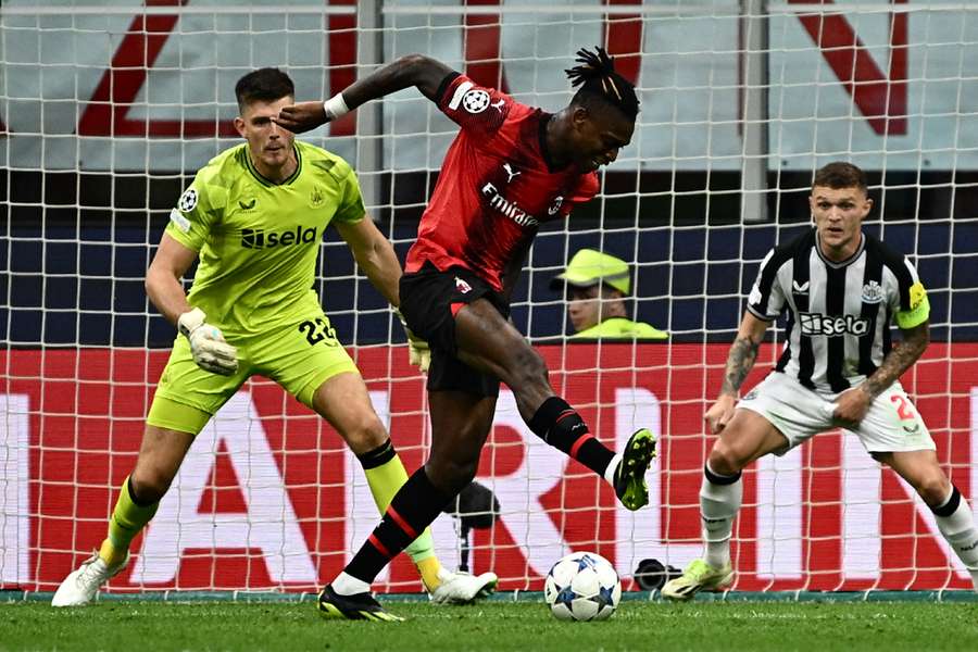 Leao had a golden chance to put AC Milan ahead but lost control of the ball at the vital moment 