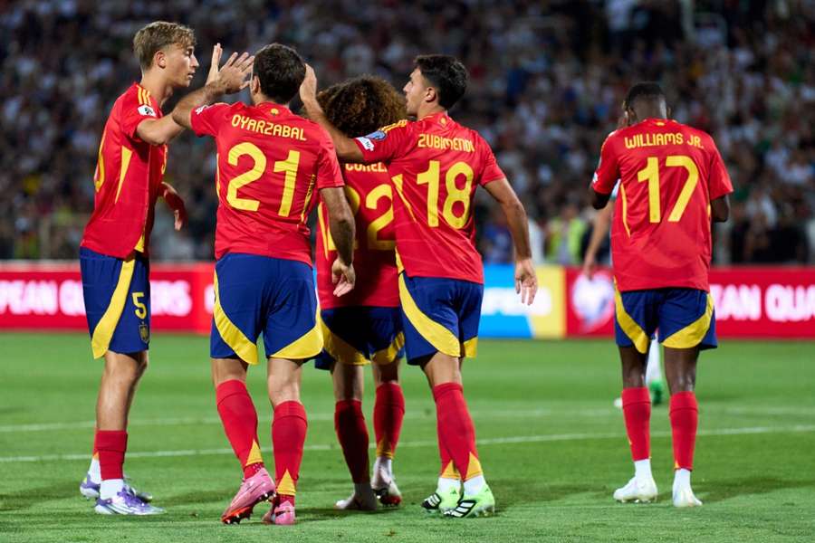 Los jugadores de España celebran uno de sus goles