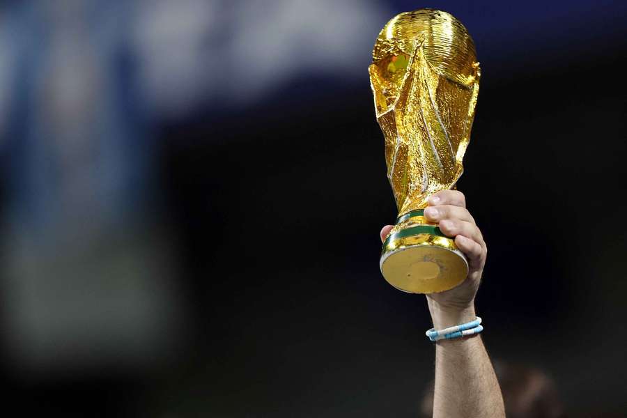 Najcenniejsze piłkarskie trofeum ma 36 centymetrów i waży sześć kilogramów Najcenniejsze piłkarskie trofeum ma 36 centymetrów i waży sześć kilogramów