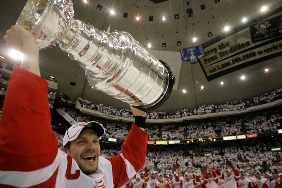 Lidström v roku 2008 dvíhal nad hlavu Stanley Cup ako prvý európsky kapitán v histórii NHL.