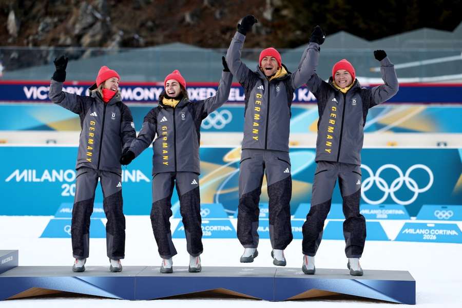 Die deutsche Mixed-Staffel feiert die Bronze-Medaille bei Olympia 2026.