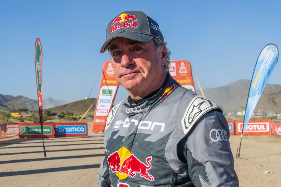 Carlos Sainz heeft zijn vierde eindzege in de Dakar Rally bij de auto's binnen