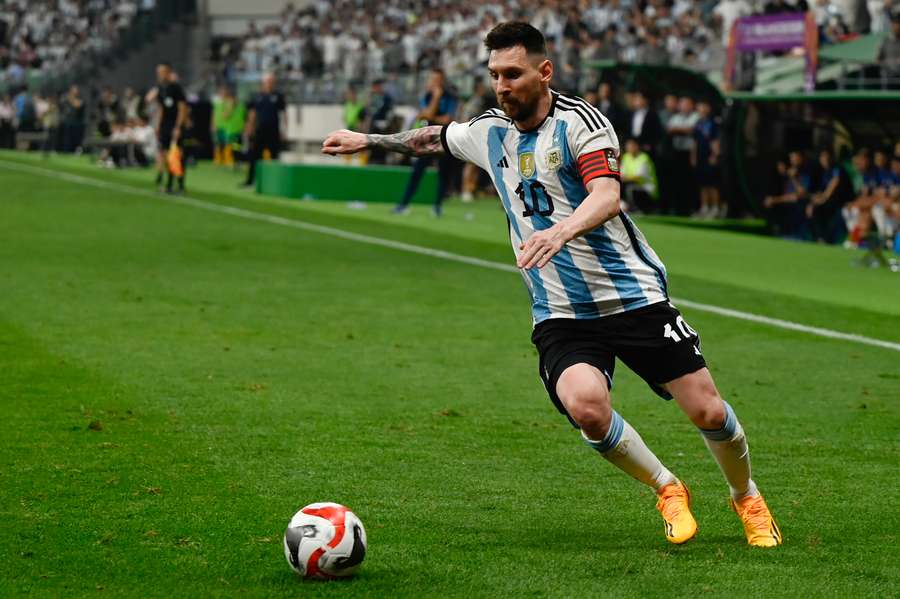 Argentyńczyk Lionel Messi walczy podczas towarzyskiego meczu z Australią