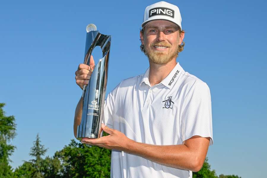 Kristoffer Reitan präsentiert stolz seine Trophäe Kristoffer Reitan präsentiert stolz seine Trophäe