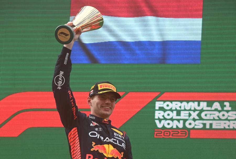 Le pilote néerlandais de Red Bull Racing Max Verstappen, vainqueur, célèbre sur le podium après le Grand Prix d'Autriche de Formule 1.