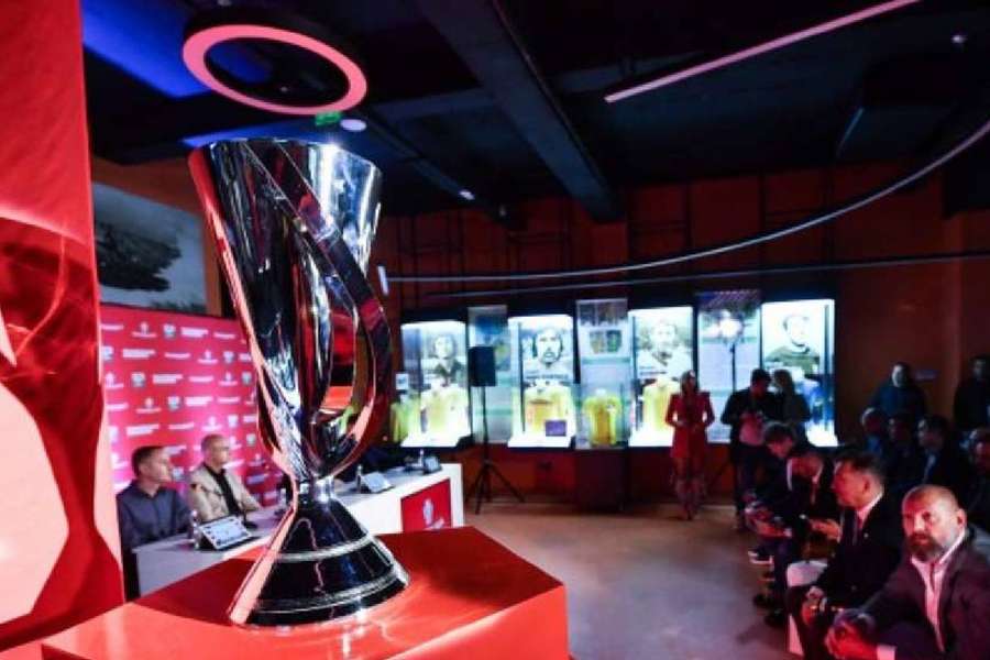 Trofeul acordat campioanei din Liga 1 Trofeul acordat campioanei din Liga 1