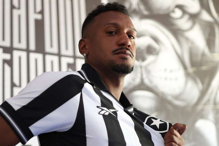 Edenilson trocou o Grêmio pelo Botafogo