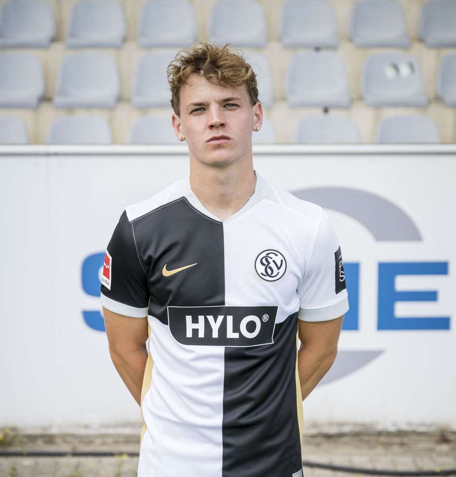 Novo reforço Campbell com a camisola do Elversberg