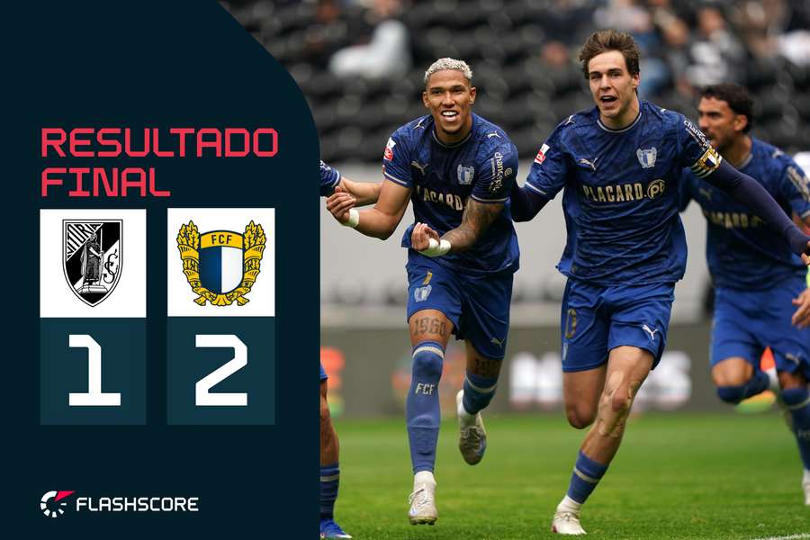 Sorriso, autor do segundo golo do Famalicão, festeja com Gustavo Sá