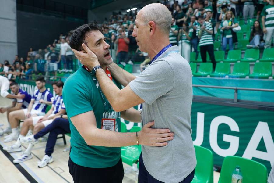 Carlos Resende com Ricardo Costa, do Sporting