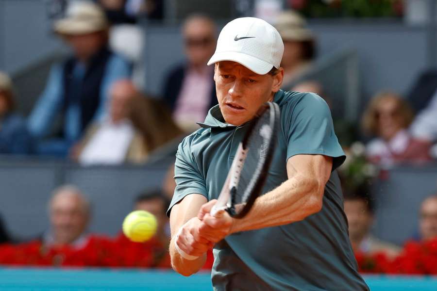 Jannik Sinner kämpft sich mit einer makellosen Leistung zum fünften Masters-Erfolg in Folge.