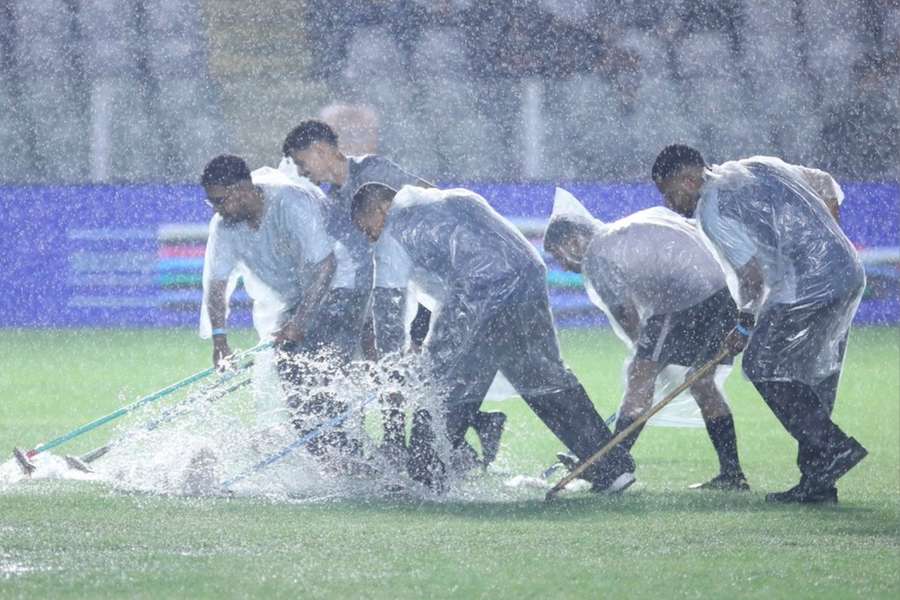 Relvado da Vila Belmiro ficou encharcado pela chuva forte em Santos