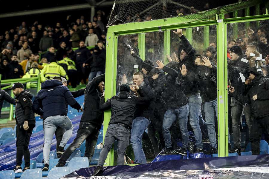 Vitesse - Feyenoord tijdelijk gestaakt na onrust op tribunes Vitesse - Feyenoord tijdelijk gestaakt na onrust op tribunes